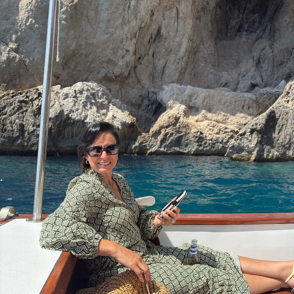 Meet your Posher, Lesley - Picture 1 of 3